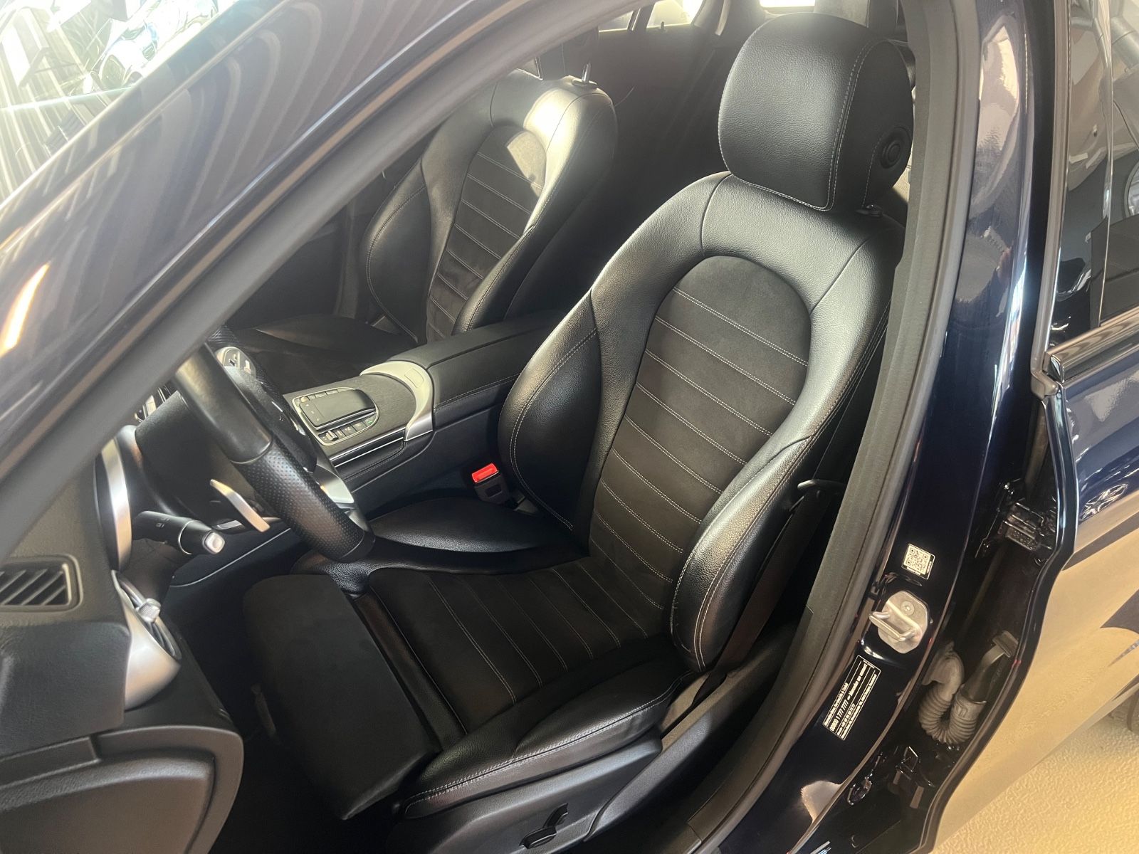 Fahrzeugabbildung Mercedes-Benz GLC 200 4Matic AMG LINE Night Pkaet *1.HAND*