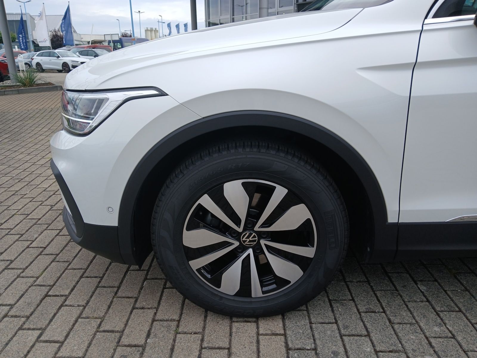 Fahrzeugabbildung Volkswagen Tiguan TSI Move DSG LED Navi ACC RFK SH LM