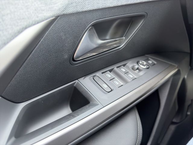 Peugeot 5008 GT 145 e-DSC6 KeyLess*360 KAM*ACC*PANO*