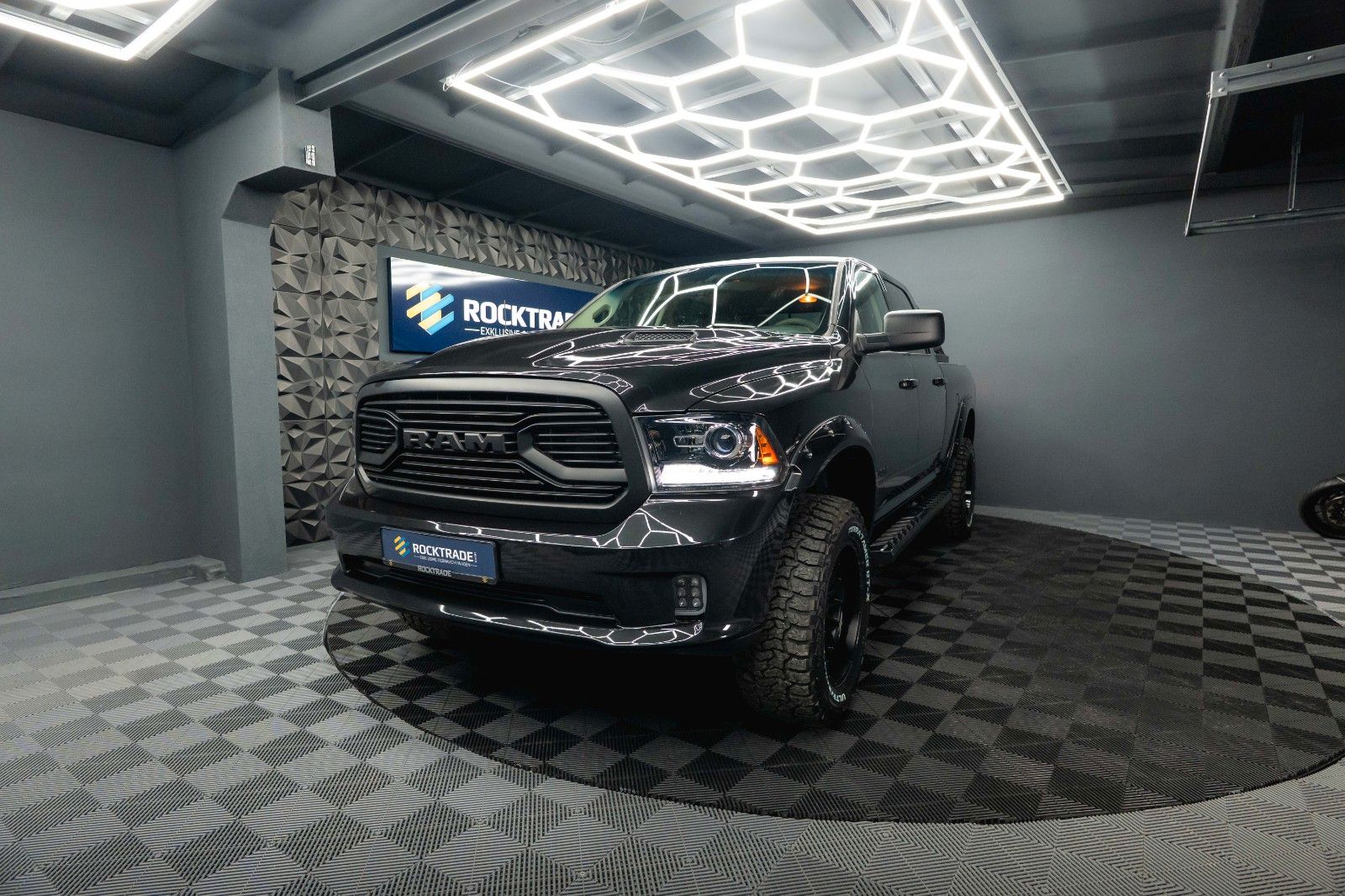Fahrzeugabbildung Dodge RAM 5.7 V8 HEMI 4x4 Sport OFFROAD Night LONGBED