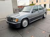 Mercedes-Benz 190E 2,6, Schalter - Mercedes-Benz 190 mit Benzin-Antrieb: Limousine, mit Klimaanlage, 2.6