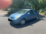 Toyota prius - Toyota Prius mit Benzin-Antrieb