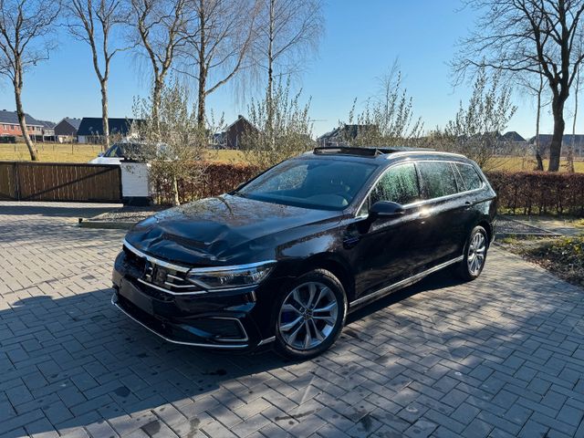 Volkswagen Passat Variant GTE Panoramadach Camera AHK VOL!!