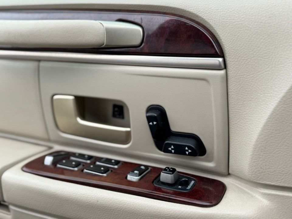 Fahrzeugabbildung Lincoln Town Car Signature Limited LPG HU AU Frisch