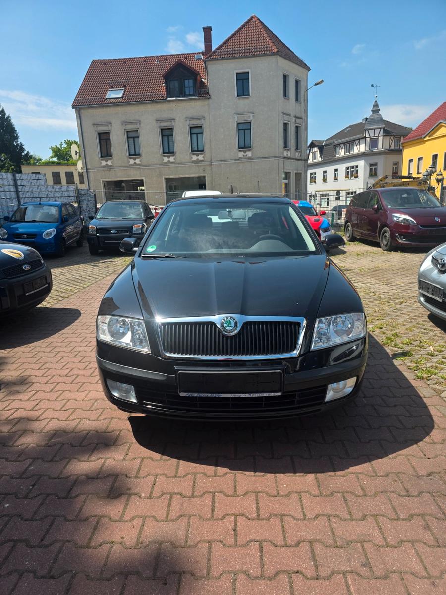 Skoda Octavia Elegance ; Limousine,1,6 Mpi motor.
