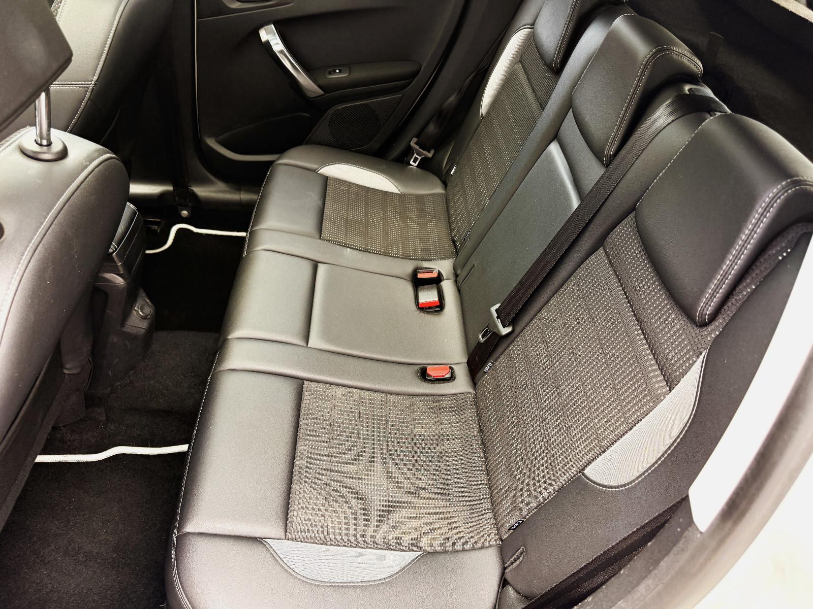 Peugeot 2008 Allure Klimaautomatik, Navi, Panoramadach