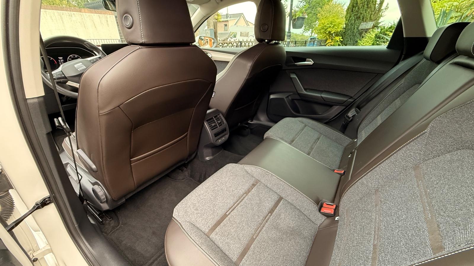 Seat Leon 1.4 e-HYBRID Xcellence DSG Sportstourer...