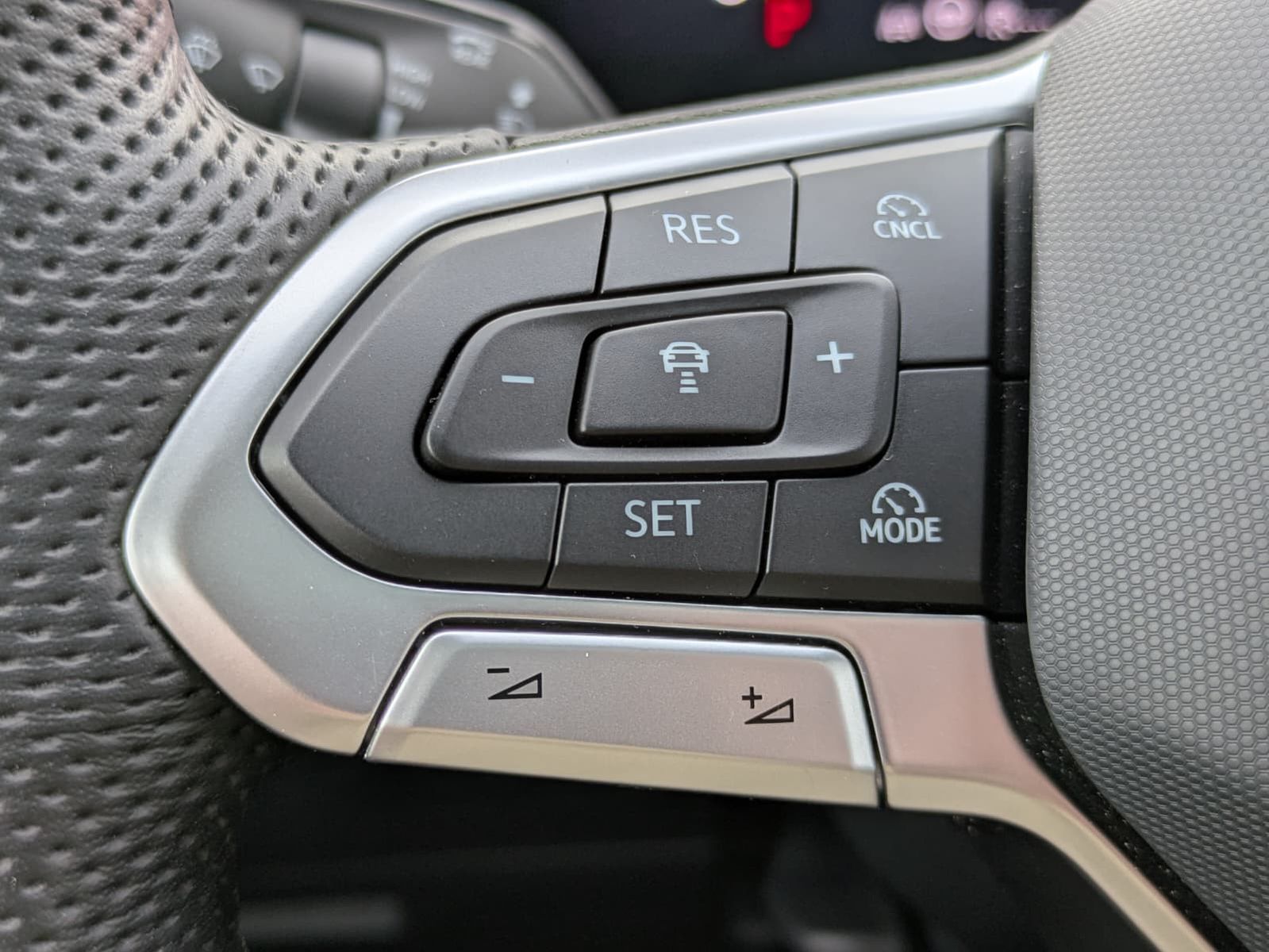 Fahrzeugabbildung Volkswagen Tiguan 2.0 TDI 4M R-Line PANO*H&K*AHK*MATRIX*20"