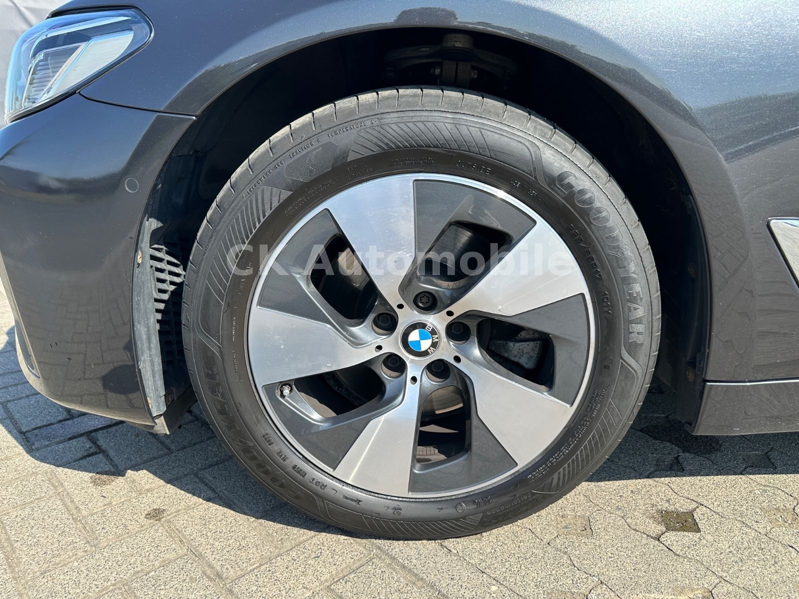 Fahrzeugabbildung BMW 520d Touring/Navi/Leder/Head-Up/Kamera/LED/ACC