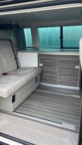 Volkswagen T6 California - blaue Volkswagen T6 California