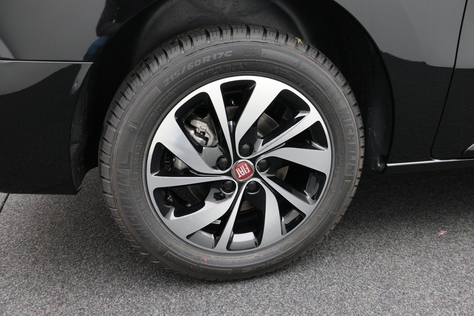 Fahrzeugabbildung Fiat E-Scudo Kastenwagen SX L2 75kWh sofort!