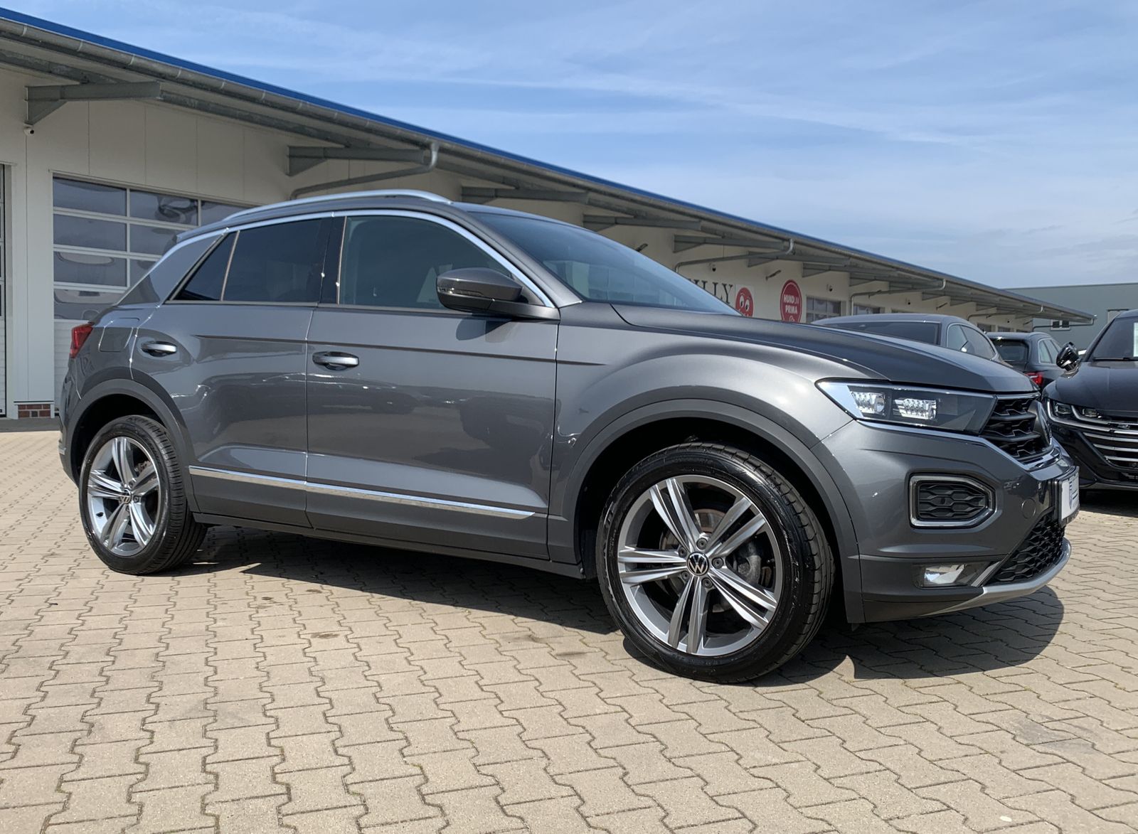 Fahrzeugabbildung Volkswagen T-Roc 1.5 TSI*Sport*Cam*LED*Side*Digital Cockpit