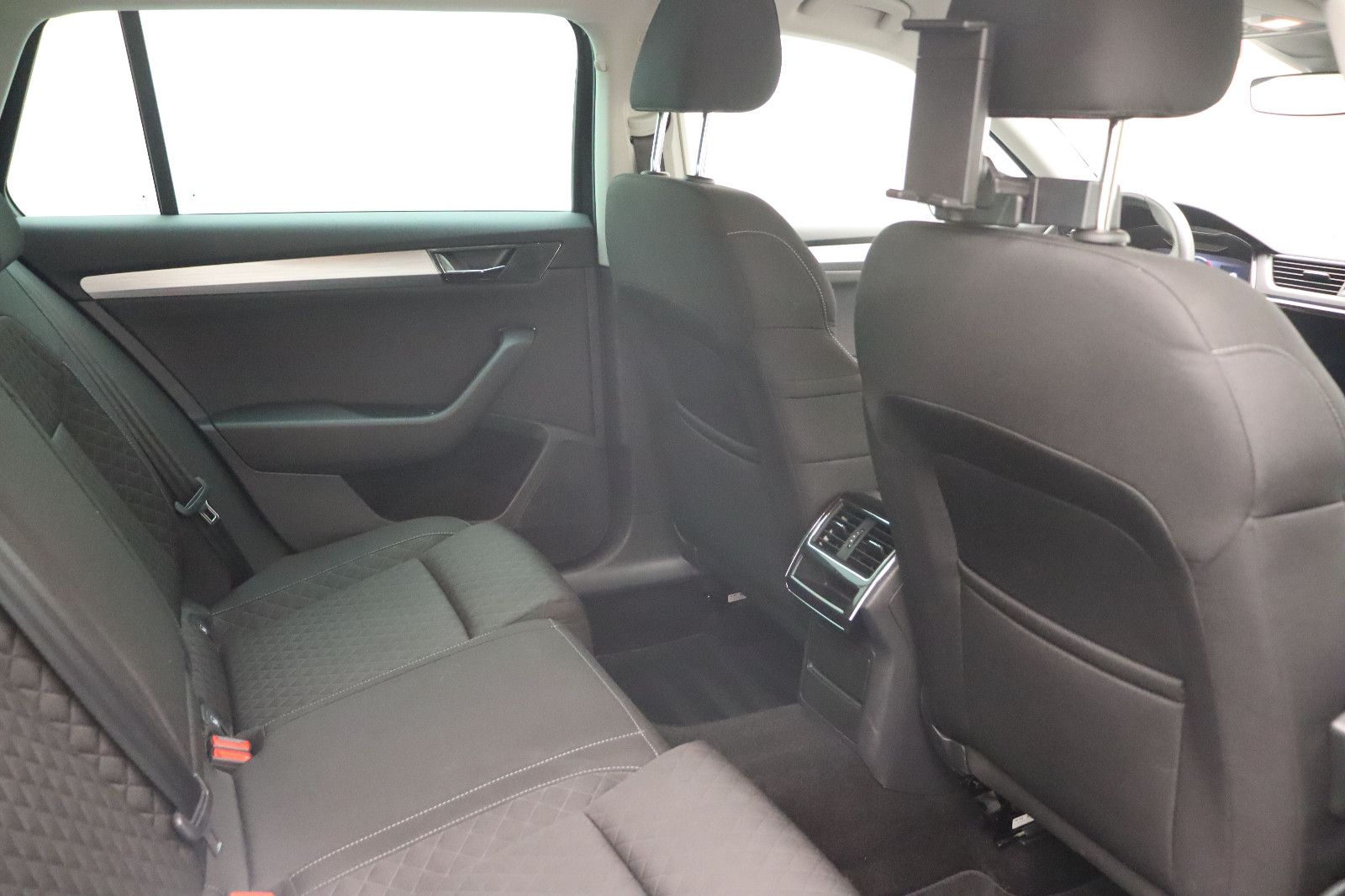 Fahrzeugabbildung SKODA Superb Combi Ambition LED ACC Navi DSG