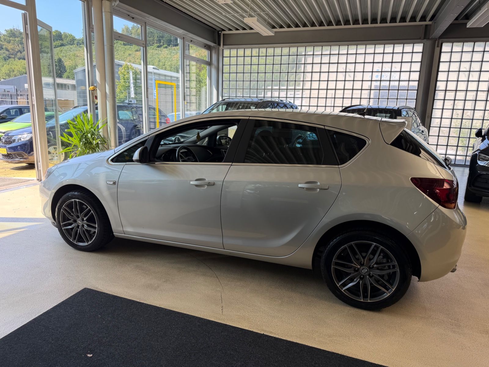 Fahrzeugabbildung Opel Astra J Lim. 5-trg. Sport
