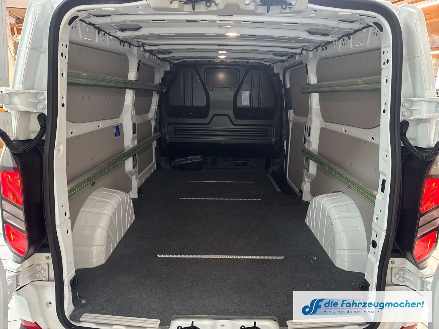 Fahrzeugabbildung Ford Transit Custom Kasten 320 L2 Trend FWD Navi LED