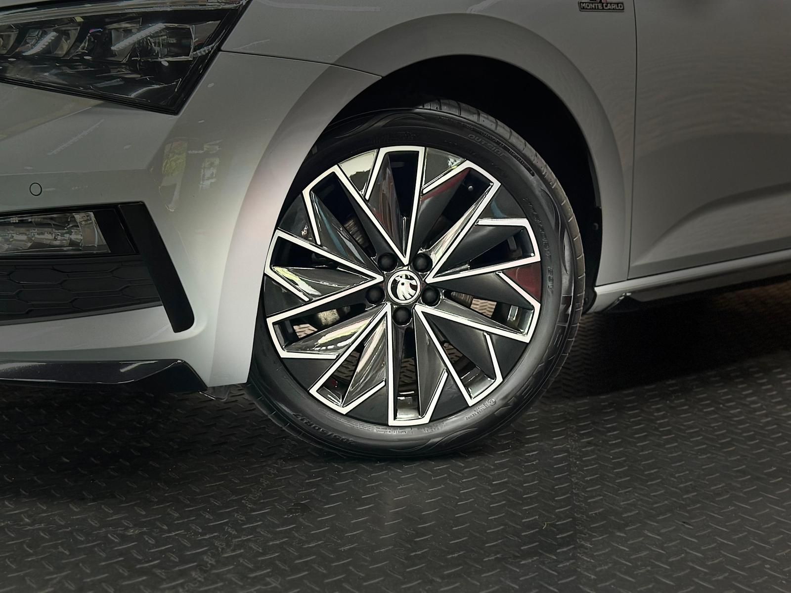 SKODA Scala 1.5TSI MONTE CARLO* LED#AHK#PANO#TEMPO#SHZ - Image 9