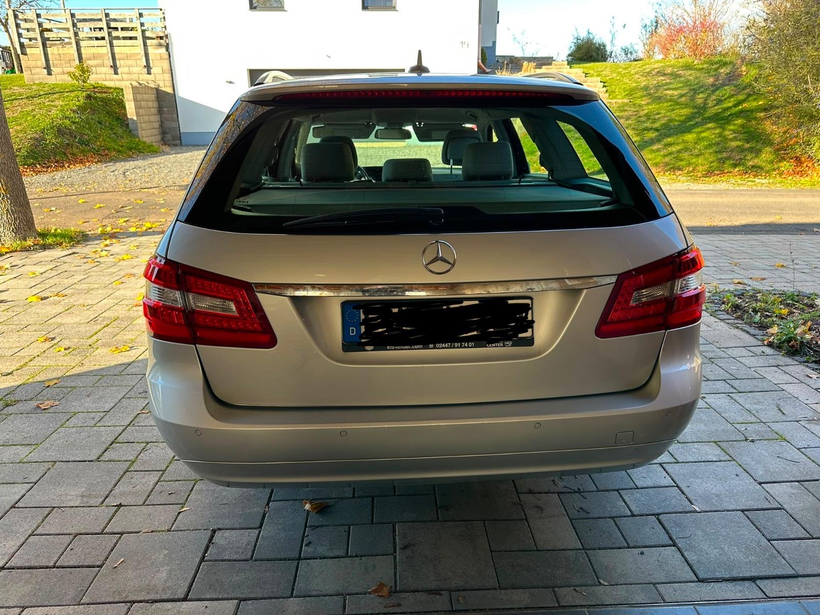Mercedes-Benz E220 2012 — interior