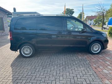 Mercedes V 220 - 2