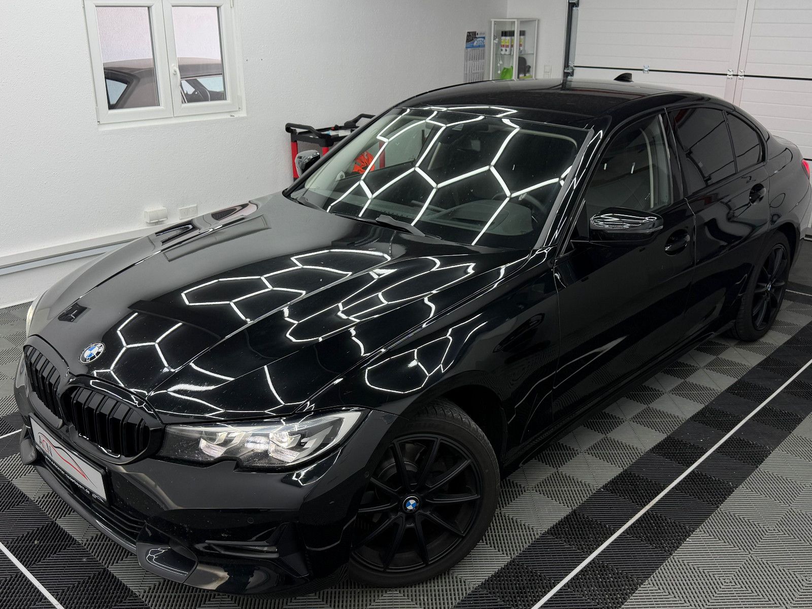 Fahrzeugabbildung BMW 320 d Lim. Sport Line/LED/LIVE COCKPIT/H&K/HuD