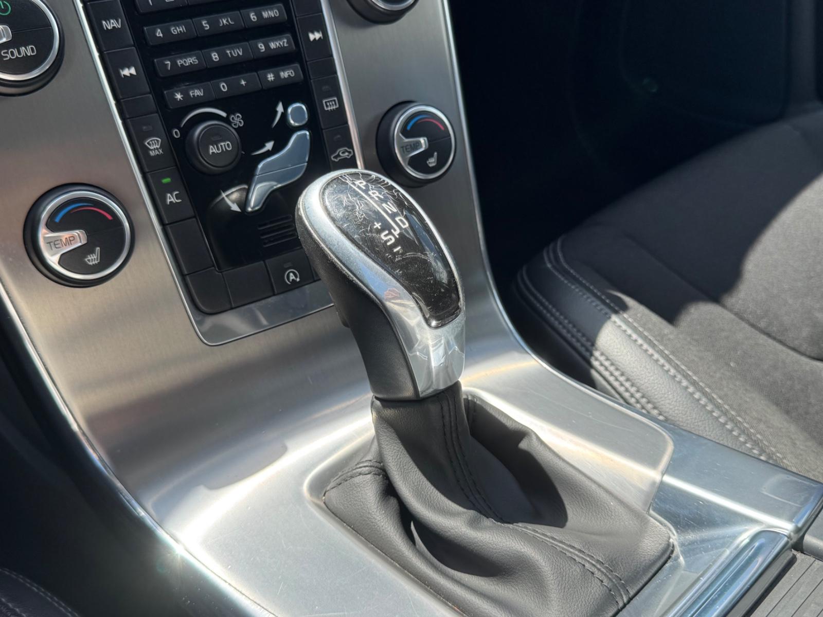 Volvo V60 2015 — photo 17