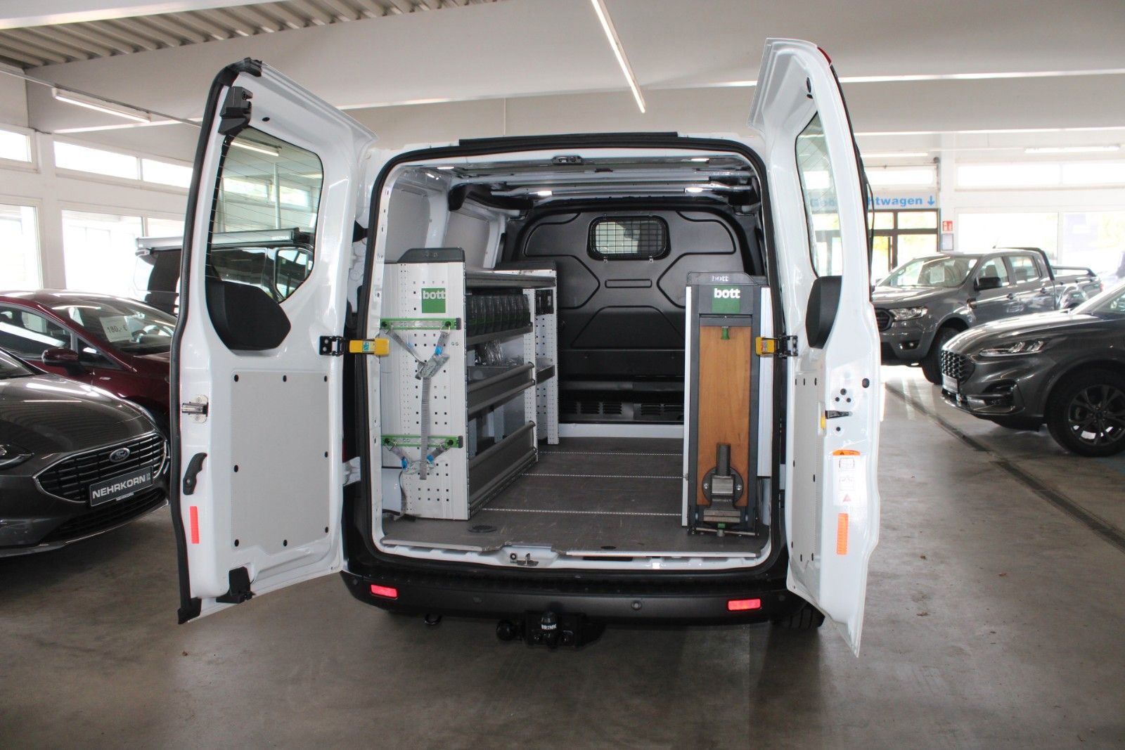 Fahrzeugabbildung Ford Transit Custom TRAIL AHK Bott Einrichtung Leder