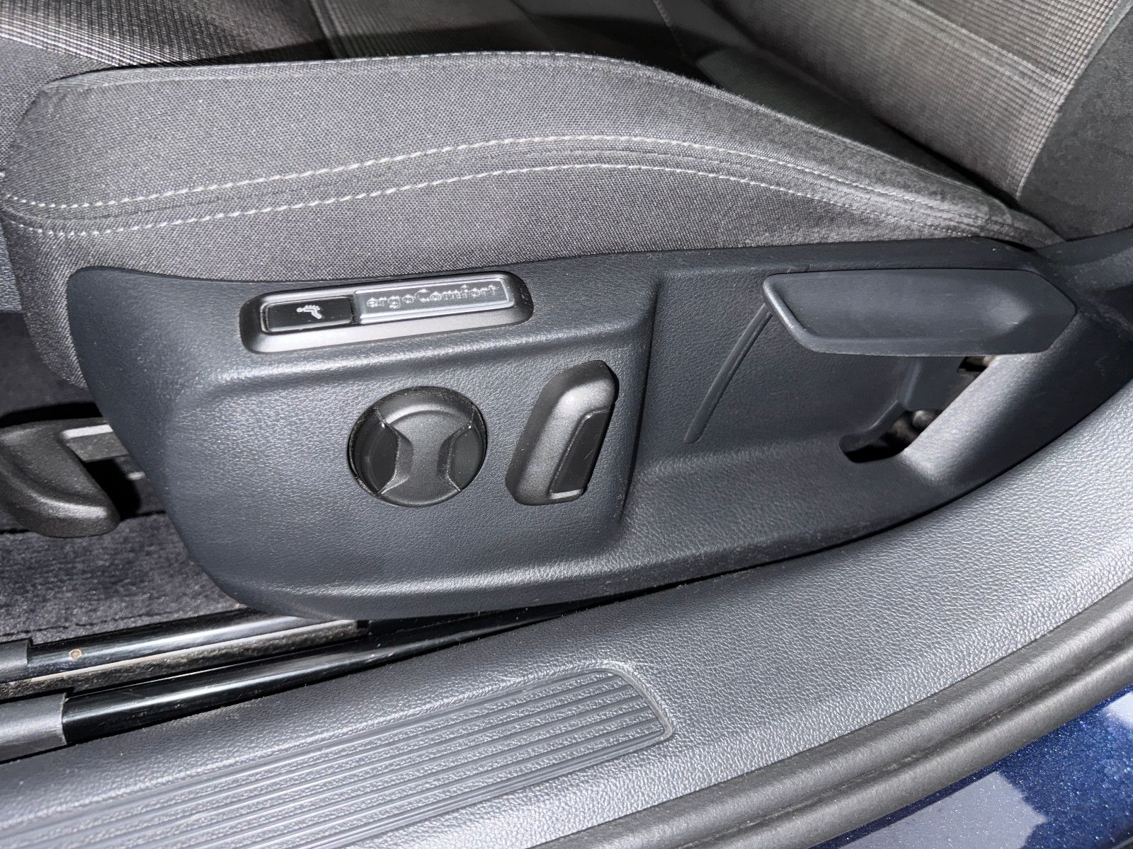 Fahrzeugabbildung Volkswagen Passat 2.0 TDI DSG COMFORTLINE NAVI LED AHK ACC