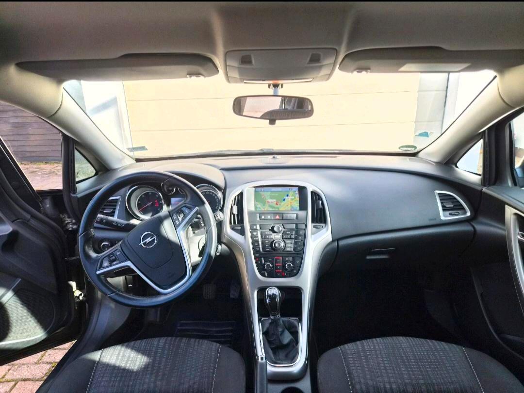 Opel Astra 2012 — interior