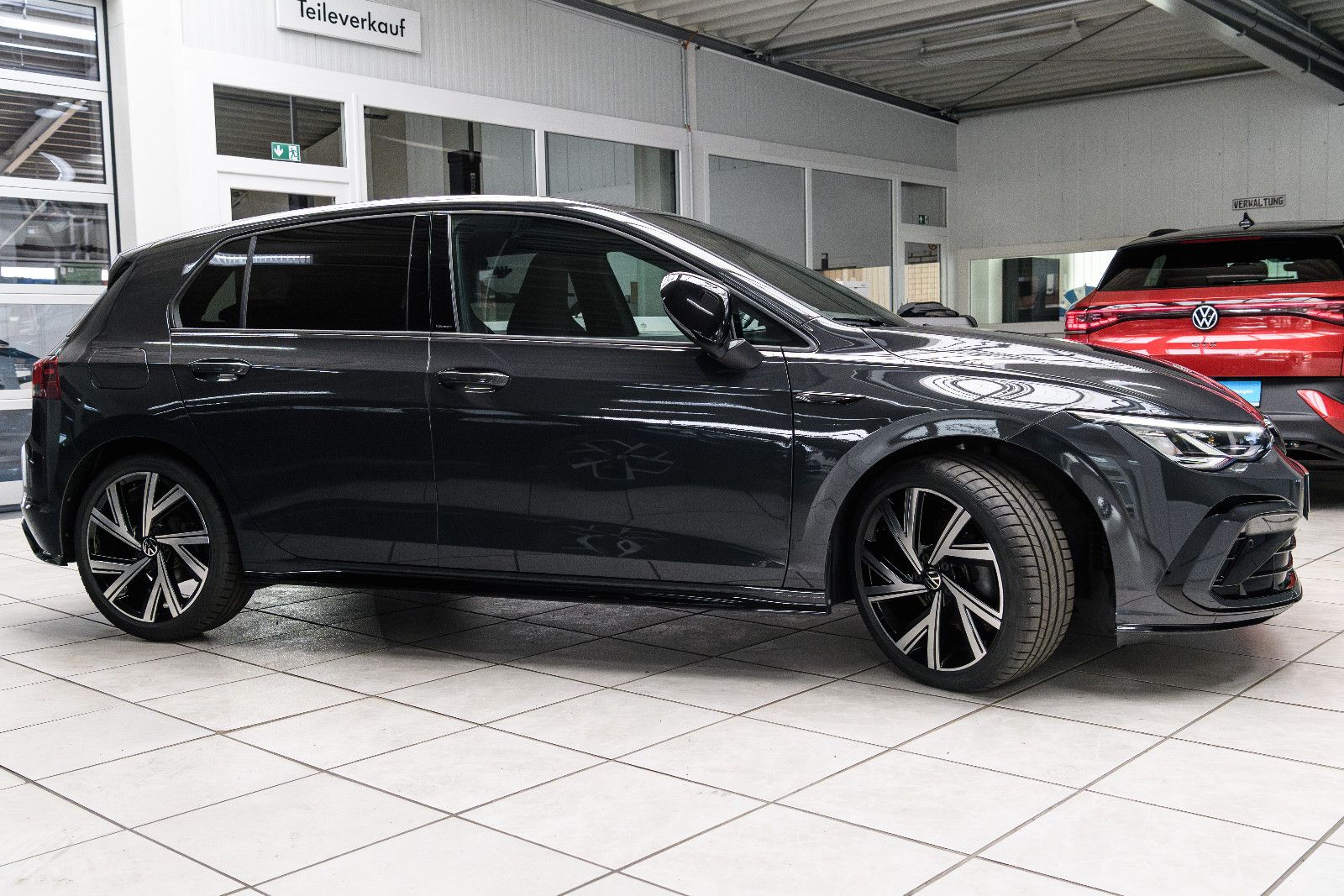 Fahrzeugabbildung Volkswagen Golf VIII R-Line 1.5 eTSI LED+APP+SHZ+18"