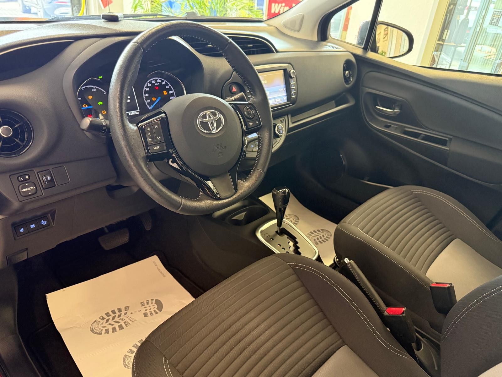 Fahrzeugabbildung Toyota Yaris Hybrid Team D /WENIG KM/SCHECKHEFT/KAMERA