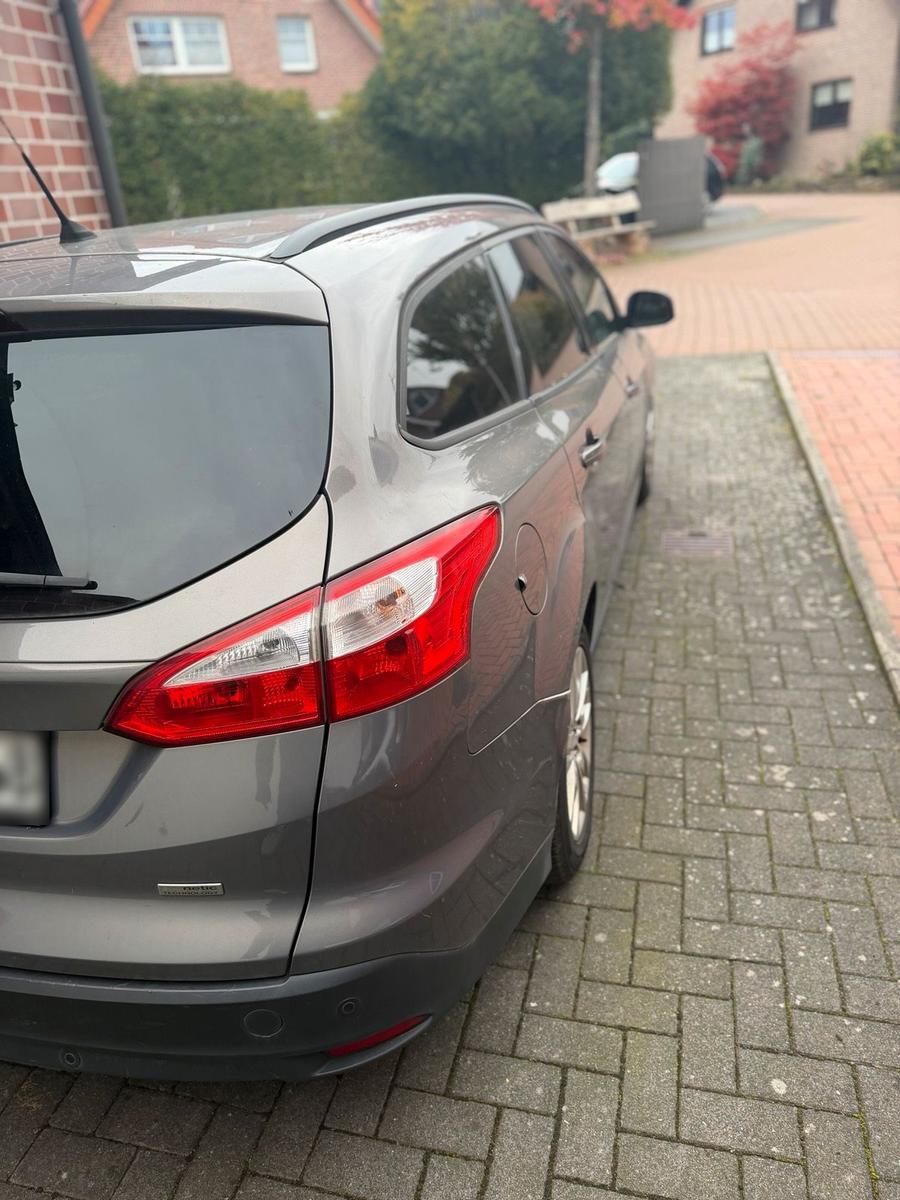 Ford Focus 2012 — interior