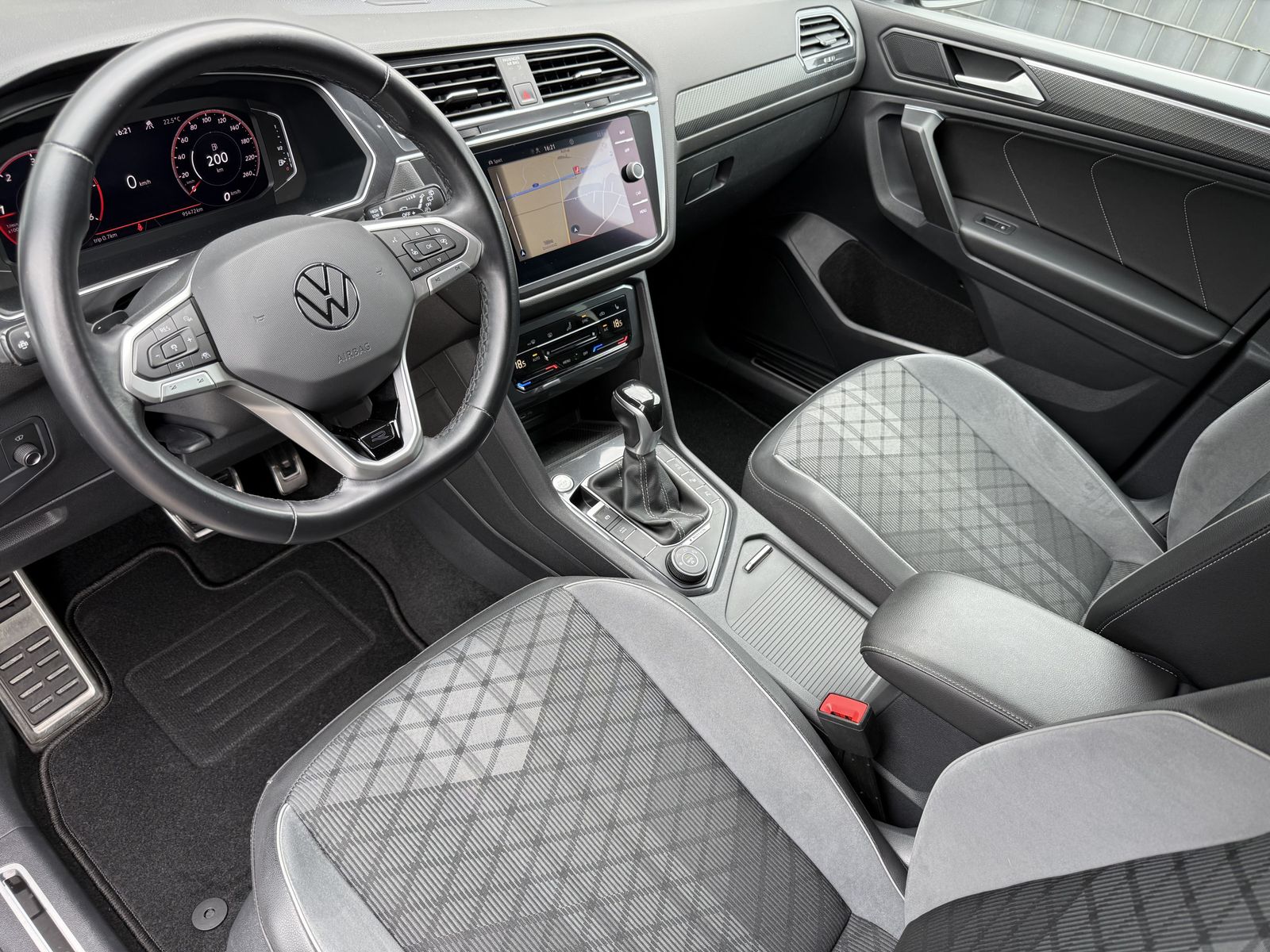 Fahrzeugabbildung Volkswagen Tiguan Allspace 4M R-Line NAV+IQ-LIGHT+AHK+20ZO