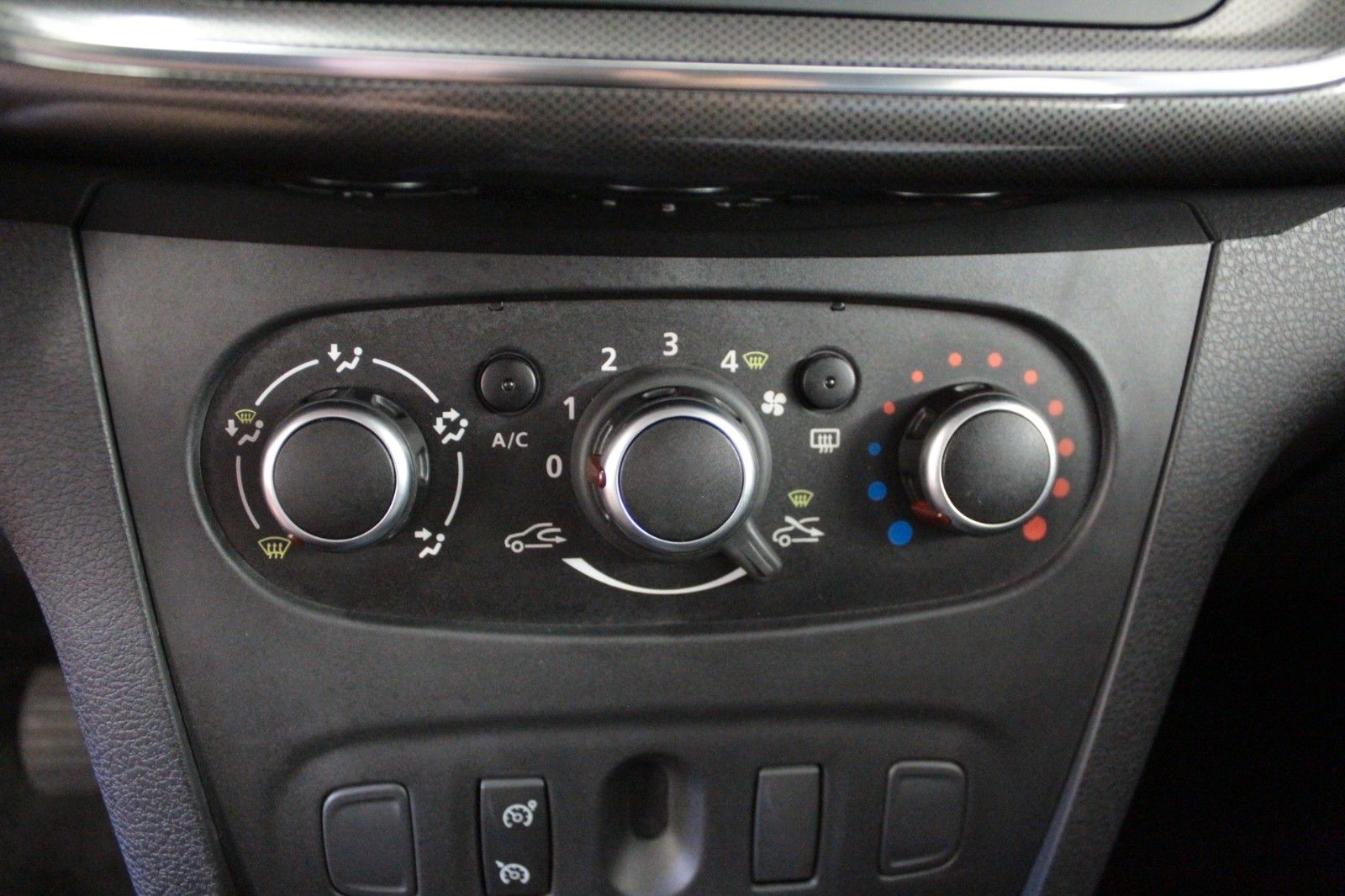 Fahrzeugabbildung Dacia Logan MCV TCe90 Stepway*Navi*Klima*