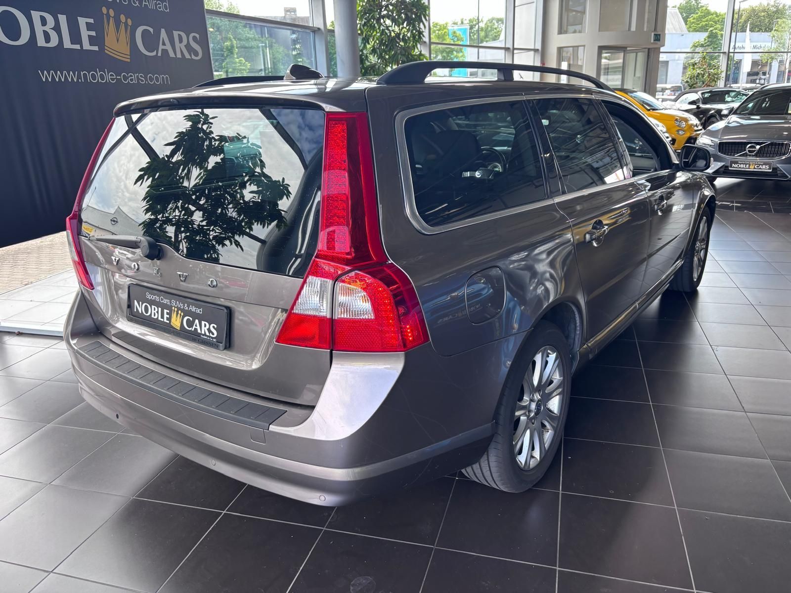 Fahrzeugabbildung Volvo V70 Kombi Momentum KLIMA NAVI ALU