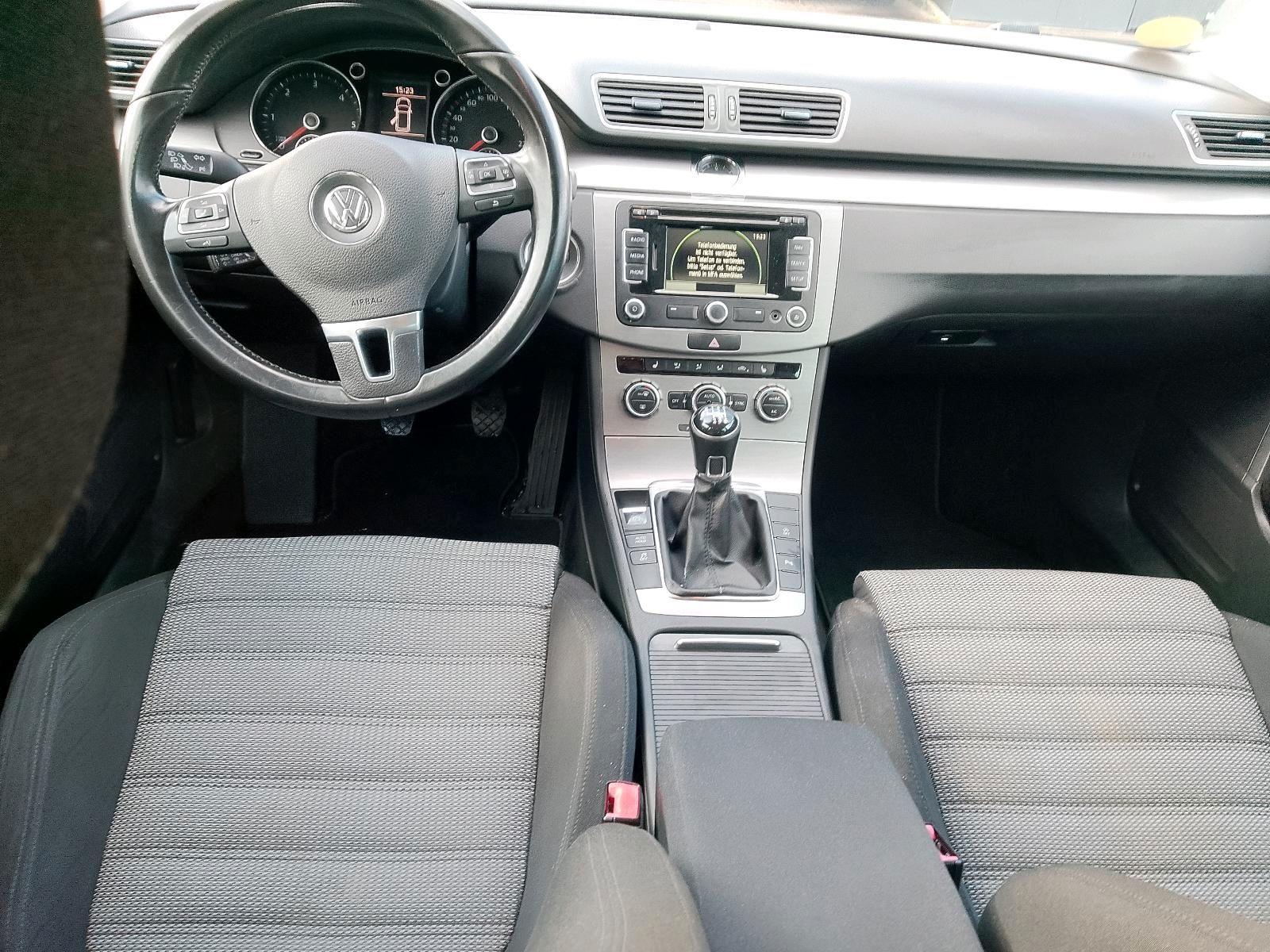 Volkswagen Passat 2013 — rear view