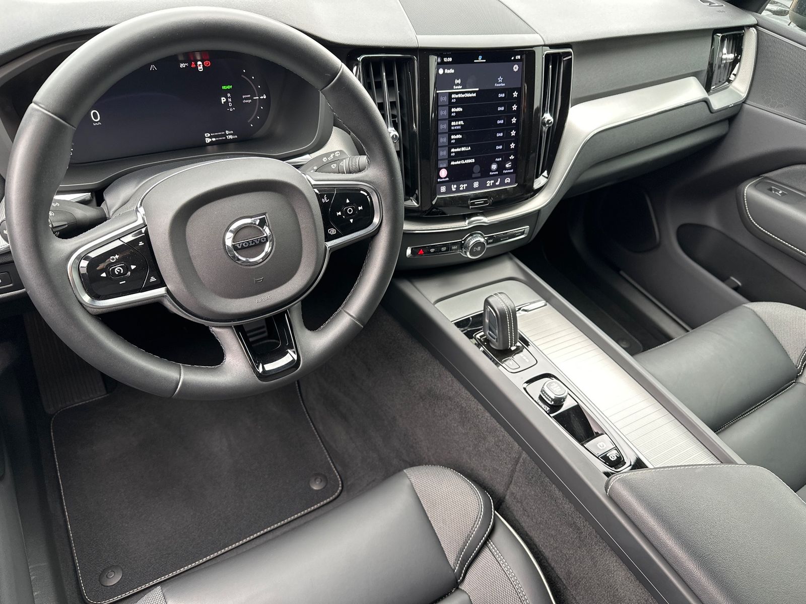 Fahrzeugabbildung Volvo XC60 T6 Hybrid AWD R-Design NAV+LED+AHK+PANO+ACC