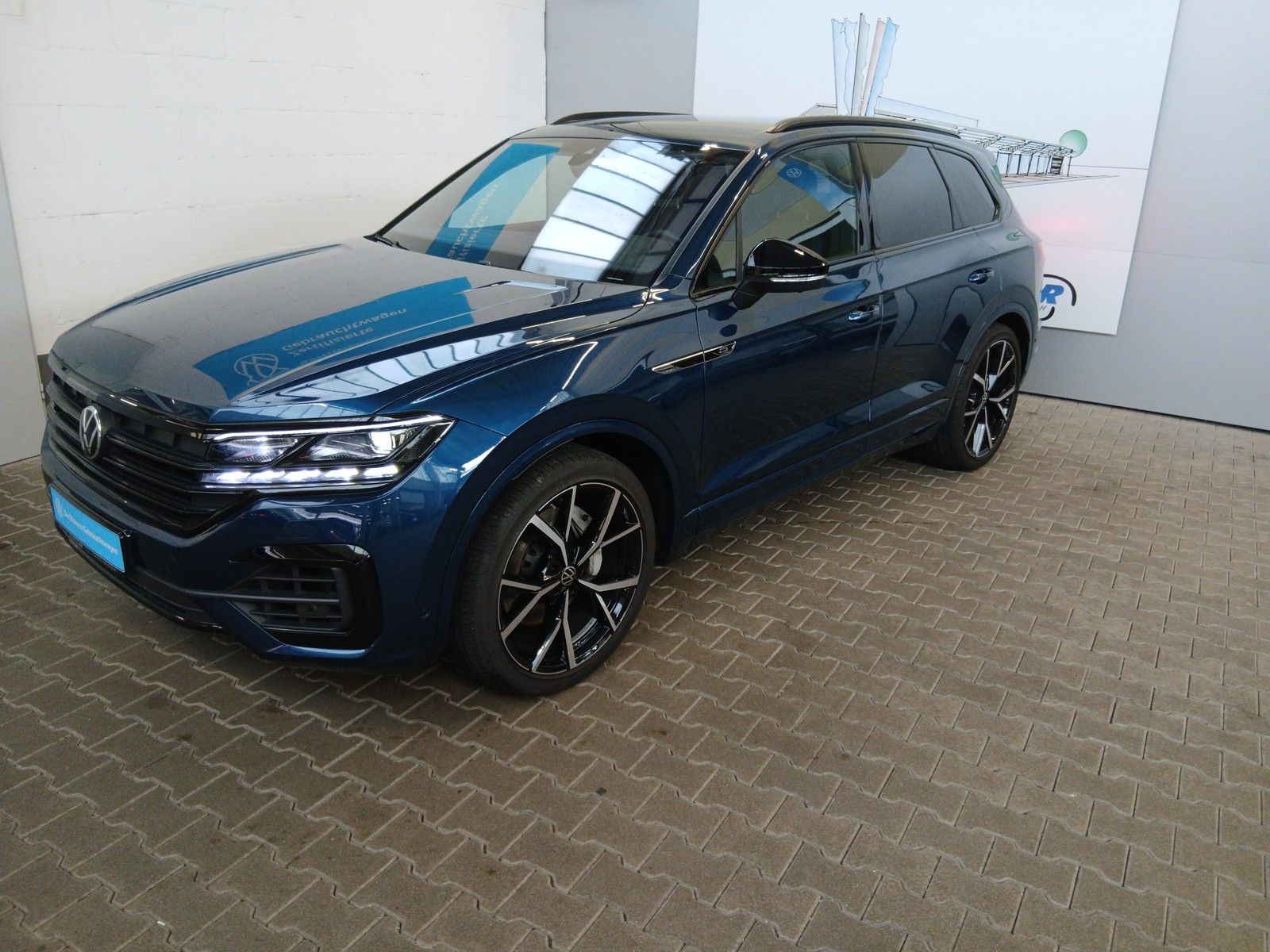 Fahrzeugabbildung Volkswagen Touareg R-Line 3,0 TSI UPE 96.000 +Navi+AHK+LED