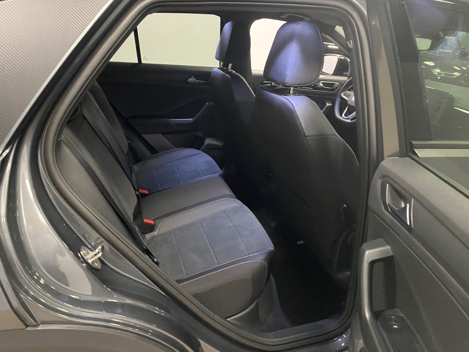 Fahrzeugabbildung Volkswagen T-Roc 1.5 TSI DSG+STYLE+PANORAMA+AHK+GARANTIE+BC