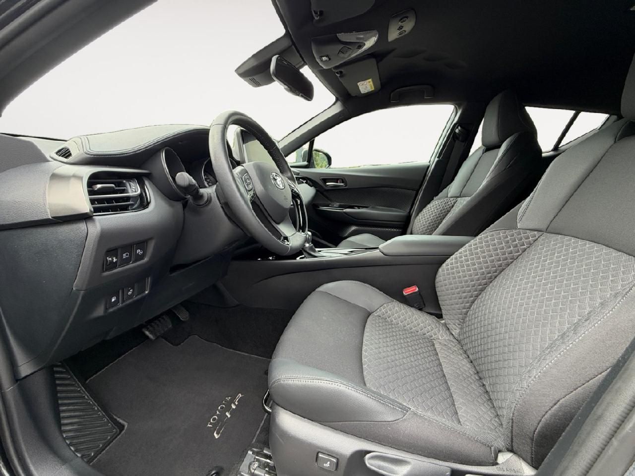 Fahrzeugabbildung Toyota C-HR Hybrid Team D