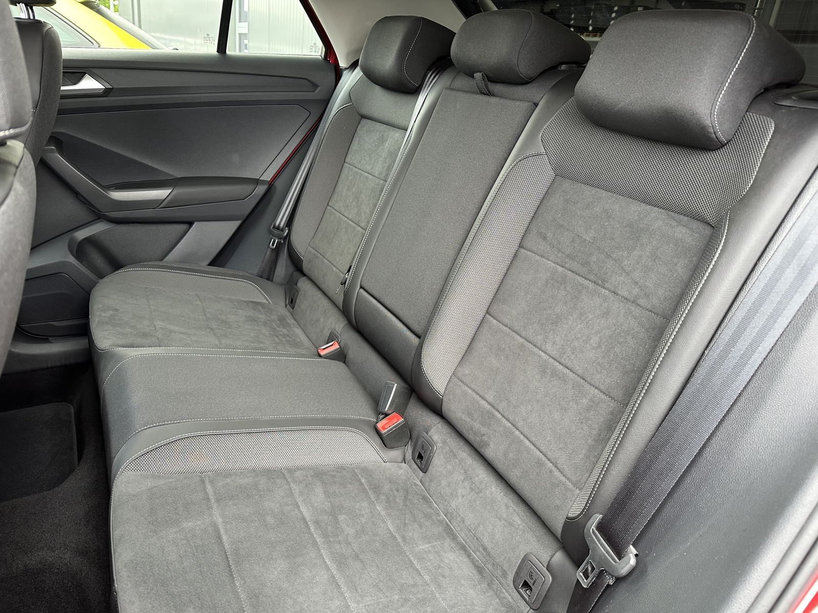 Fahrzeugabbildung Volkswagen T-Roc 1.5 TSI DSG Sport NAV+LED+ACC+STANDHEIZUNG