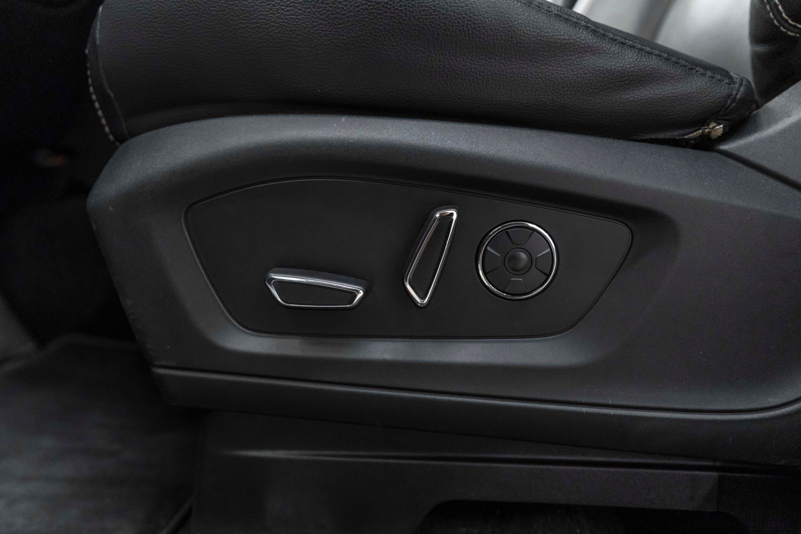 Fahrzeugabbildung Ford Explorer ST 3.0L AWD ACC LED 360° B&O PANO AHK
