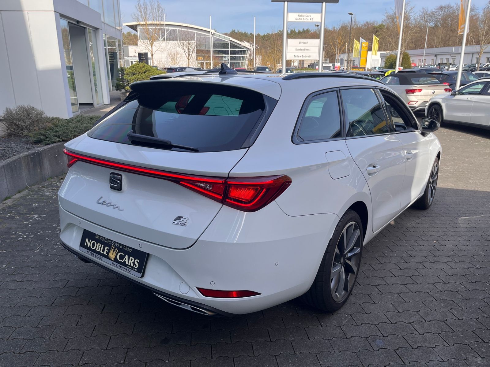 Fahrzeugabbildung SEAT Leon Sportstourer FR e-Hybrid LED NAVI ALU