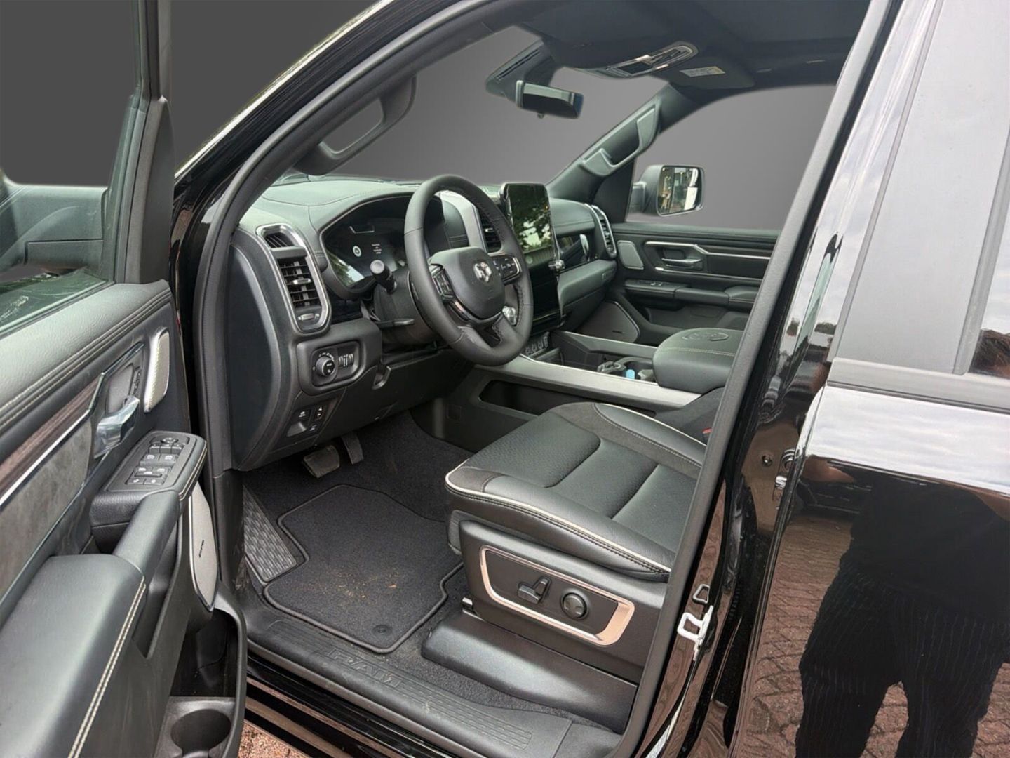 Fahrzeugabbildung Dodge RAM Laramie Night MY26-5,7-V8 -Vollausstattung-
