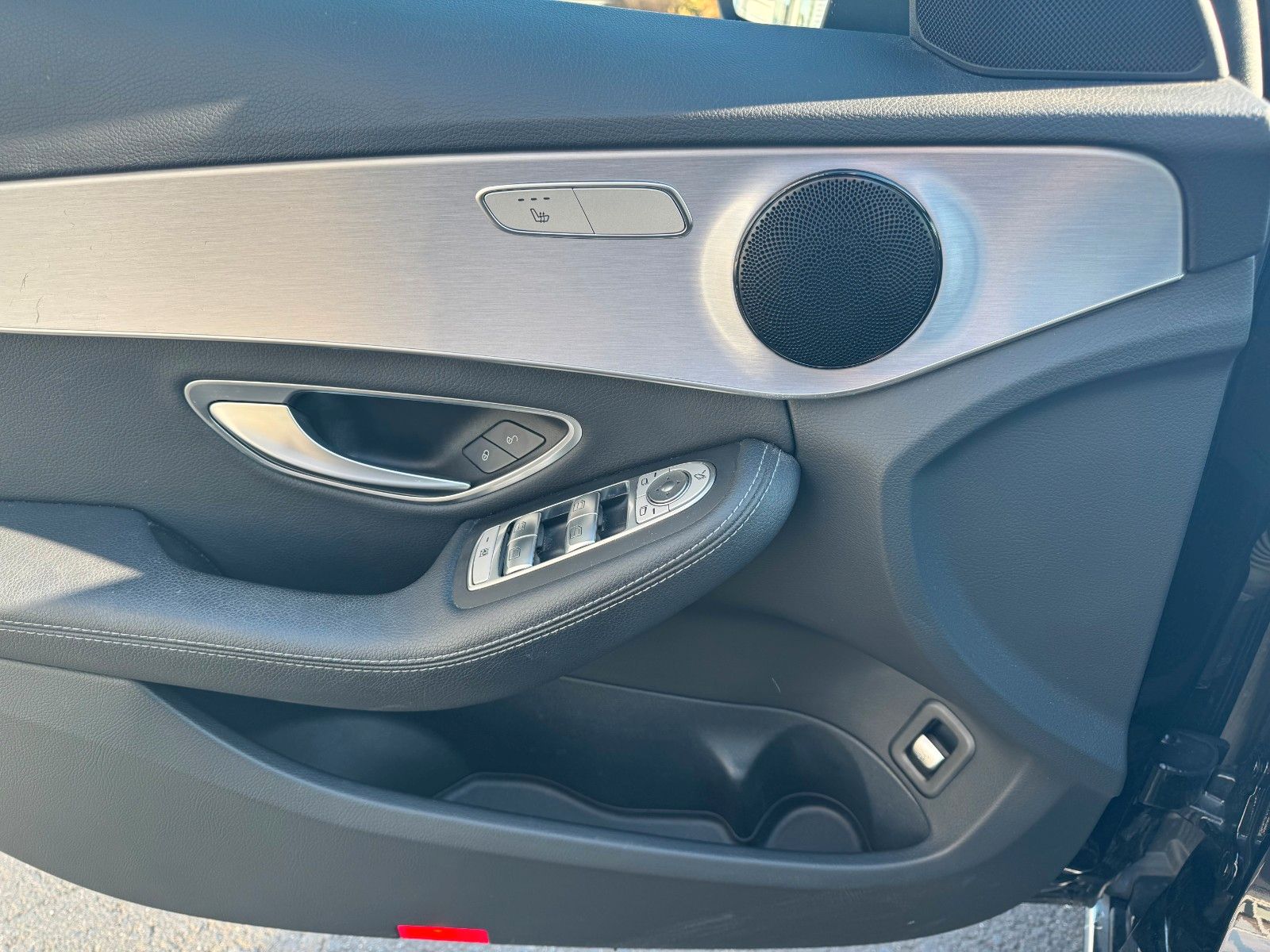 Fahrzeugabbildung Mercedes-Benz C 200 4M Avantgarde+Pano+AHK+Ambiente+LED