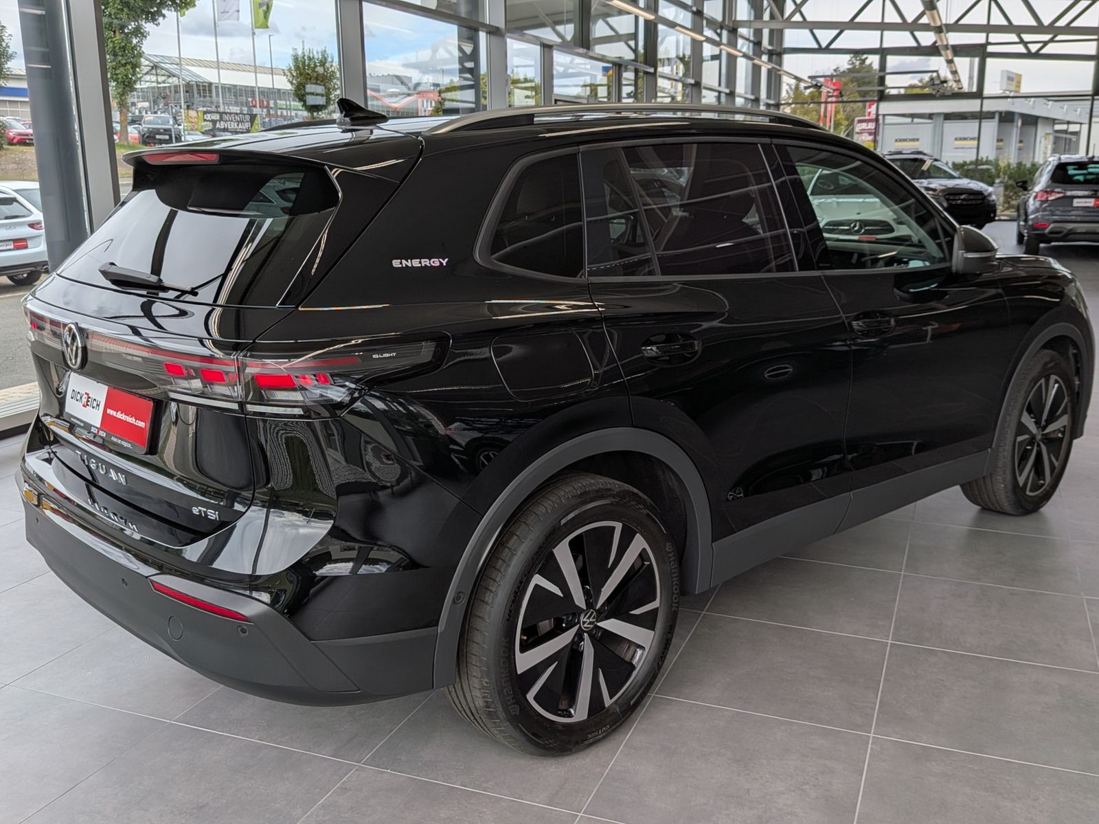 Fahrzeugabbildung Volkswagen Tiguan 1.5 eTSI ENERGY HD-Matrix 360 Pano AHK 19