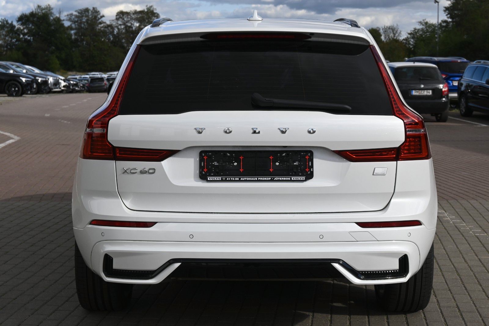 Fahrzeugabbildung Volvo XC60 T8 R Design PHEV MAPS*Luft*B&W*STHZG*HUD*