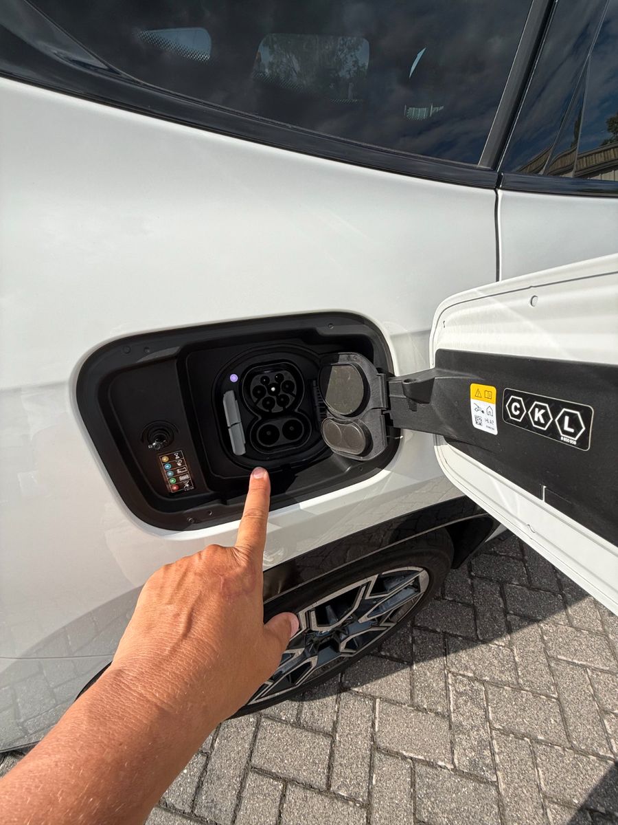 BMW iX1 30 xDRIVE xLINE PANO 19 LEDER AHK LED foto 25