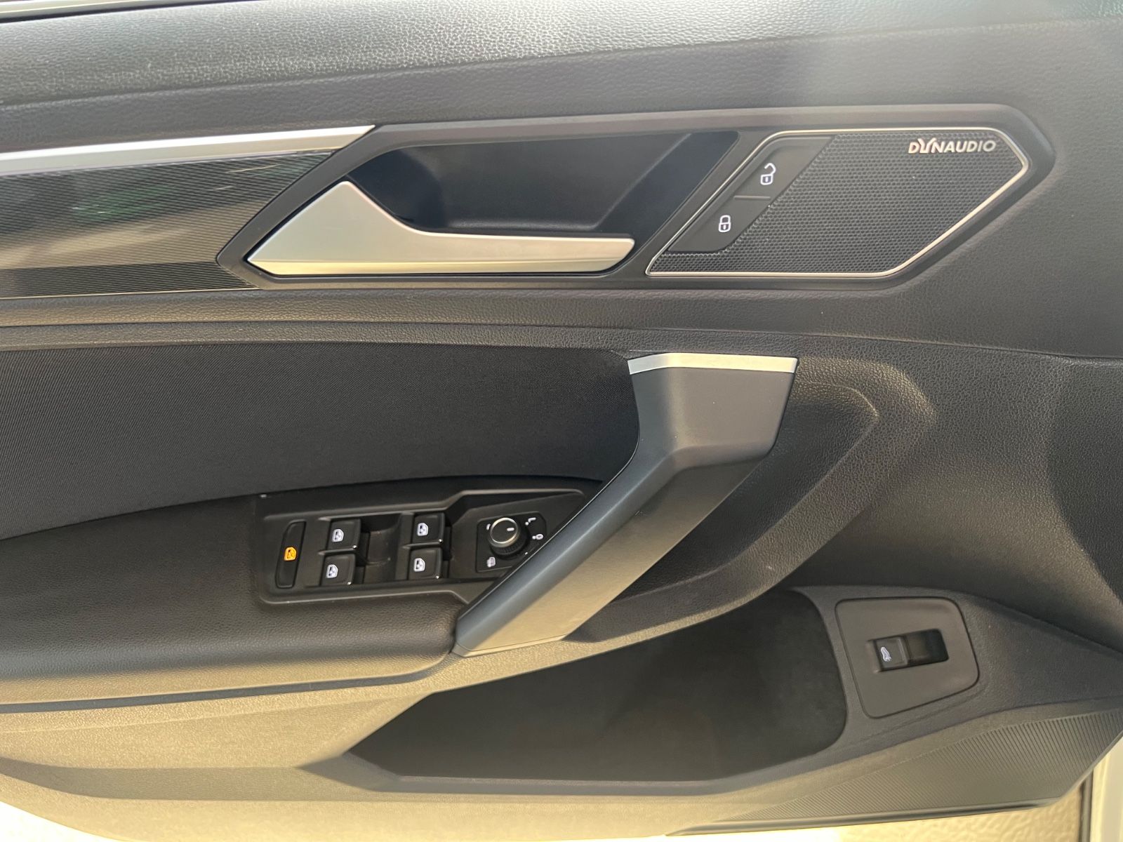 Fahrzeugabbildung Volkswagen Tiguan Highline DSG 4Motion R LINE VIRTUAL*PANO*