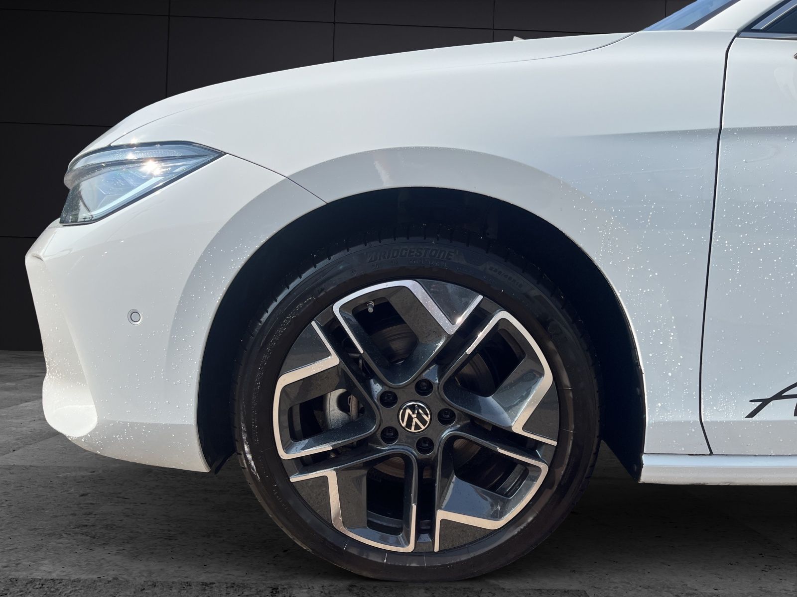 Fahrzeugabbildung Volkswagen Passat 2.0 TDI Elegance DSG LED ACC 18" AHK Lede