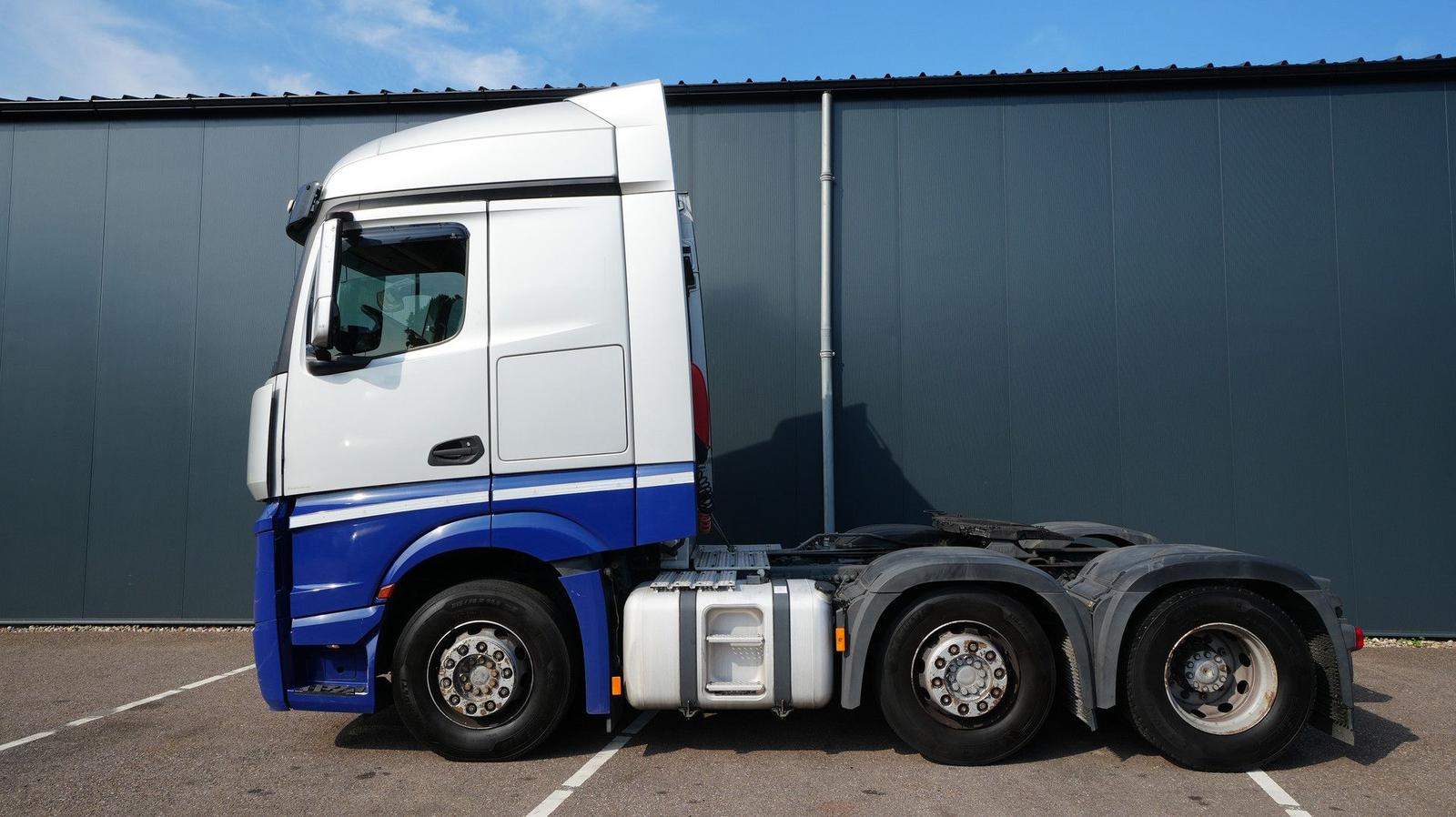 Mercedes-Benz ACTROS 2742 ADR 6x2 tractor unit