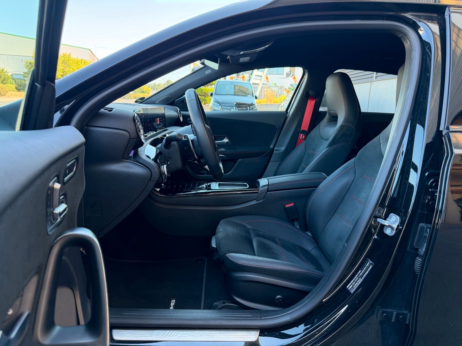 Fahrzeugabbildung Mercedes-Benz A 35 AMG 4Matic+Aero+StandH+360+MultiB+Memory
